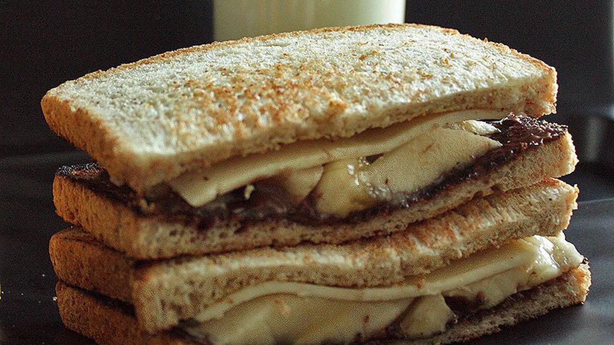 Roti Bakar Keju Pisang Coklat - Toast with Cheese, Banana, and Chocolate  Recipe | Daily Cooking Quest