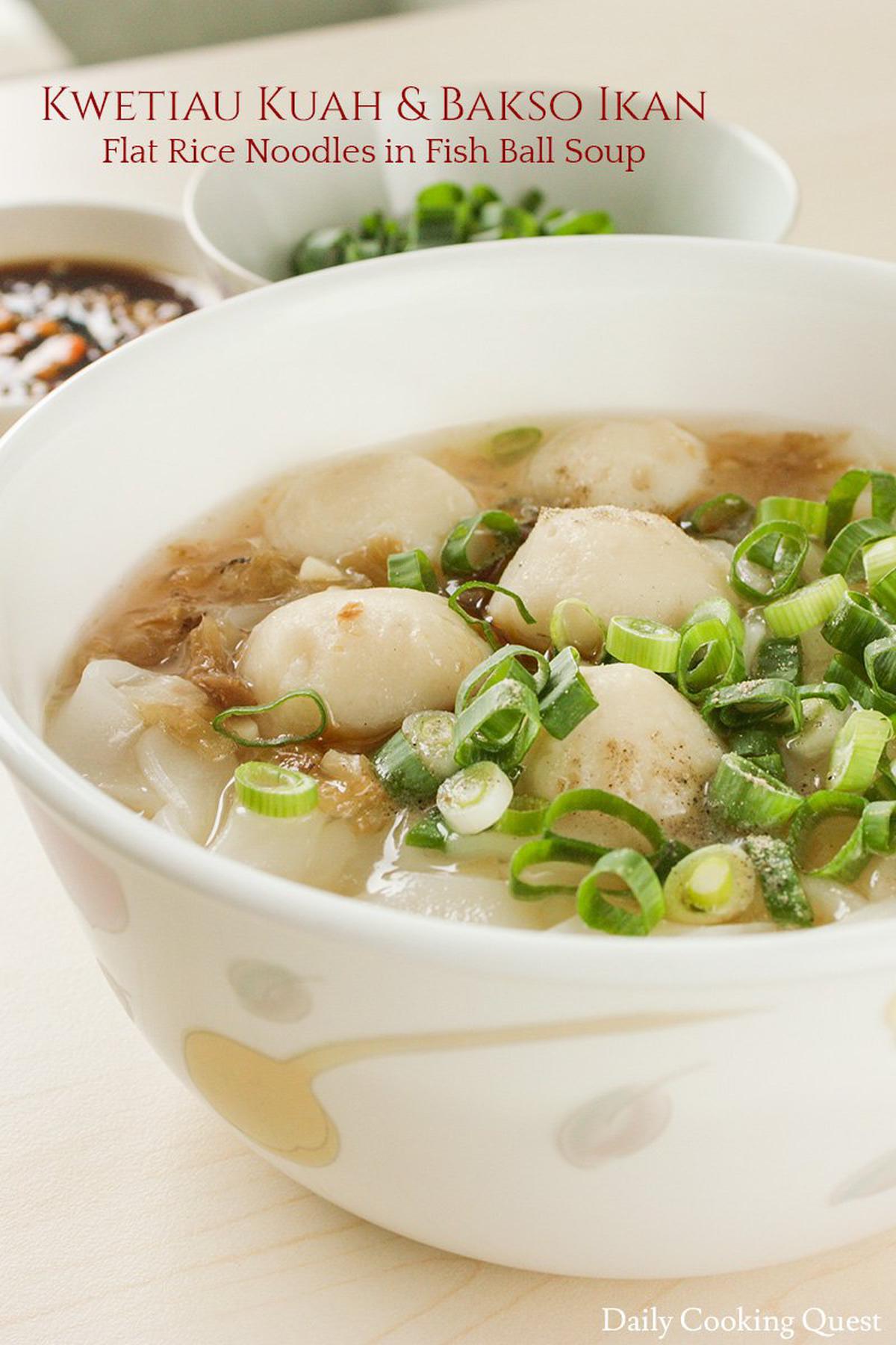 Kwetiau Kuah dan Bakso Ikan – Flat Rice Noodles in Fish Ball Soup