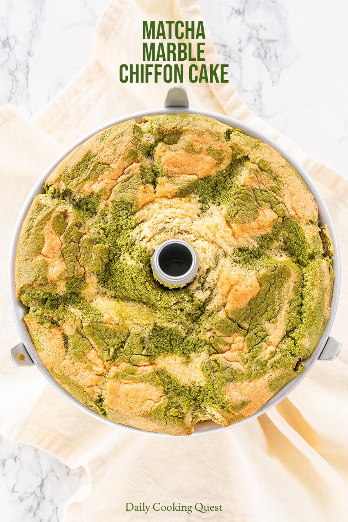 Kue sifon marmer matcha dengan pola kontrol retak.