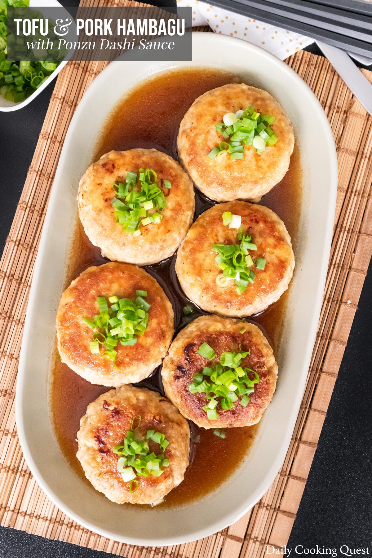 Susun tahu goreng dan daging babi hambagu (roti burger) di piring saji, tuangkan saus ponzu dashi di atas roti, dan hiasi dengan irisan daun bawang.